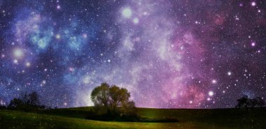 Yıldızlar ve gece gökyüzü ile sonbahar manzara izlenim