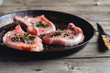 Vintage tablo üzerinde çiğ et