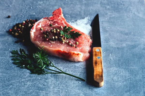 Rohes Fleisch auf dem Tisch — Stockfoto