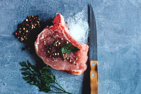 Carne cruda en la mesa vintage — Foto de Stock