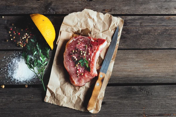 Carne cruda en la mesa vintage — Foto de Stock