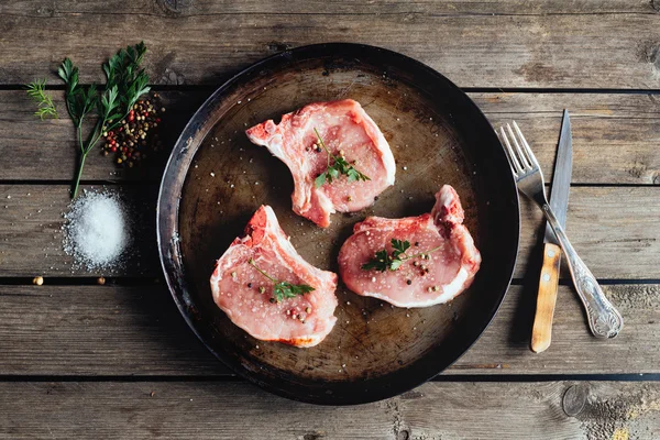 Carne cruda en la mesa vintage — Foto de Stock