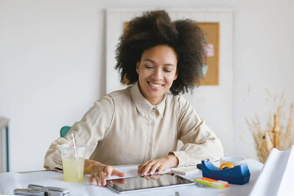 Junge lächelnde Geschäftsfrau arbeitet in ihrem Büro und tippt auf ihrem Laptop. — Stockfoto