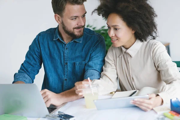 Homme d'affaires et femme d'affaires travaillant ensemble dans leur bureau . — Photo