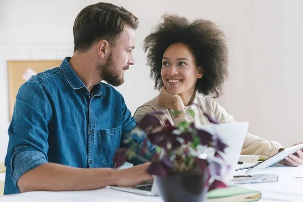 Homme d'affaires et femme d'affaires travaillant ensemble dans leur bureau . — Photo