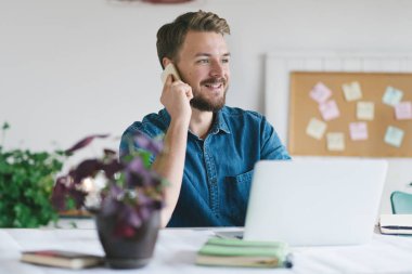 genç işadamı çalışma 