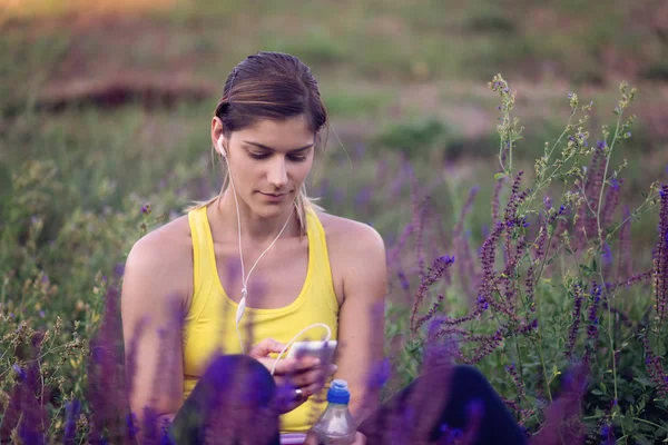 Tânără femeie sportivă — Fotografie, imagine de stoc