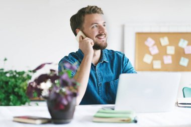 İş adamı telefonda konuşuyor.