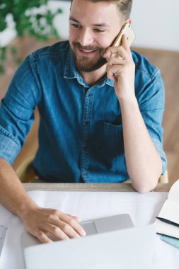 İşadamı ofisinde çalışıyor.