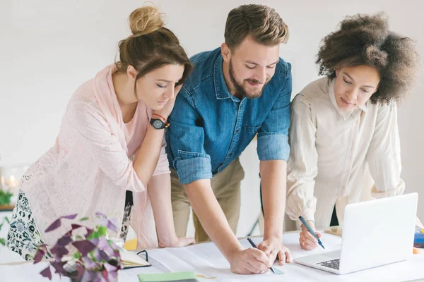 Des gens qui travaillent ensemble au bureau — Photo