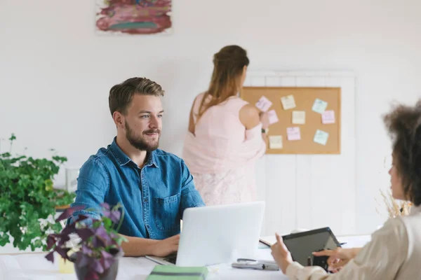 Des gens qui travaillent ensemble au bureau — Photo