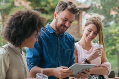 Tablet bilgisayarda çalışan insanlar