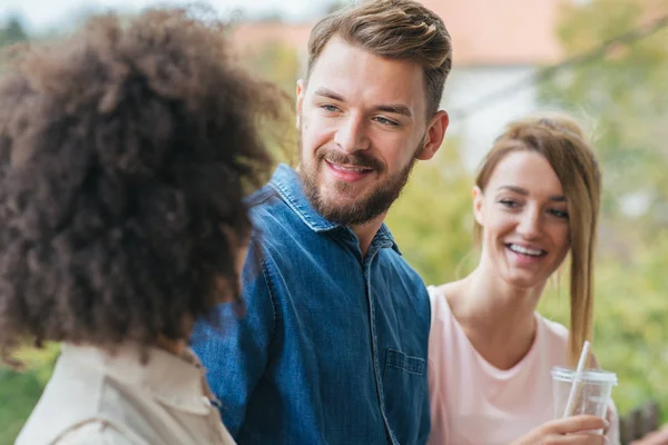 Jóvenes hablando al aire libre — Foto de Stock