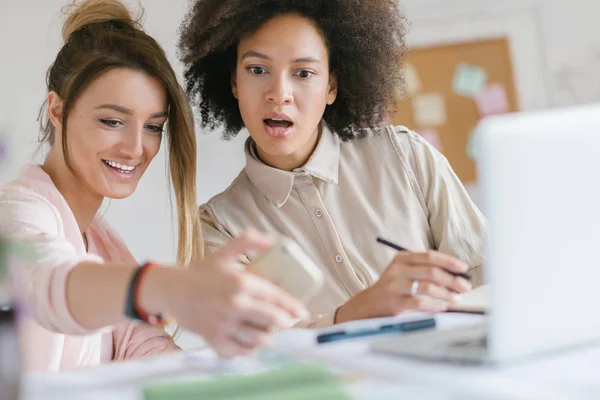 Femmes d'affaires travaillant ensemble — Photo