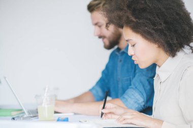 Ofiste çalışan iş adamları.