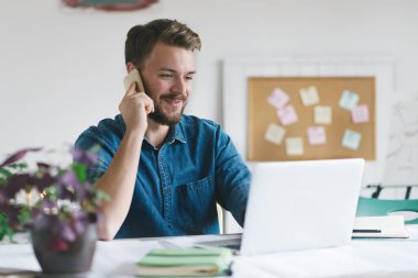 Ofiste çalışan iş adamı