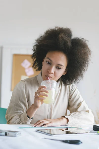 Businesswoman drinking juice — Stock Photo, Image