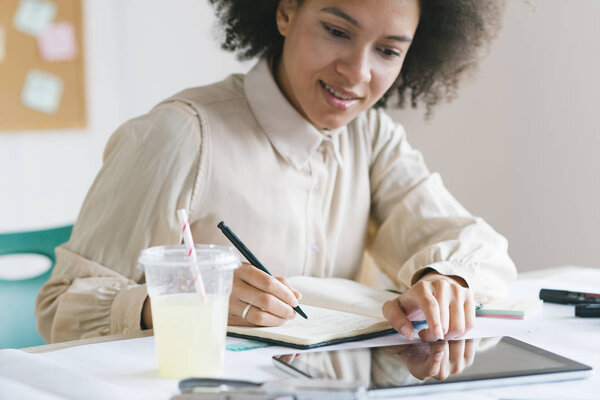 Женщина делает заметки
