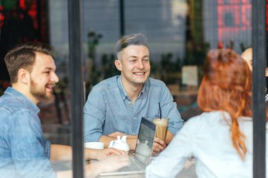 Having a büyük zaman kafede arkadaşlar.