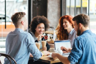 Having a büyük zaman kafede arkadaşlar.