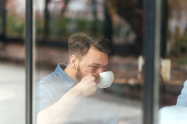 Cafe'de oturan gülümseyen genç kadın...