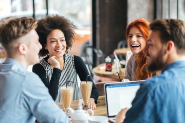 Having a büyük zaman kafede arkadaşlar.