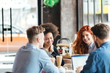 Having a büyük zaman kafede arkadaşlar.