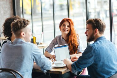 Having a büyük zaman kafede arkadaşlar.