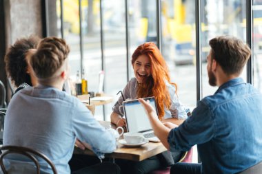 Having a büyük zaman kafede arkadaşlar.