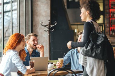 Having a büyük zaman kafede arkadaşlar.