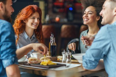 Söz ve akşam yemeği partide eğleniyor arkadaşlar.