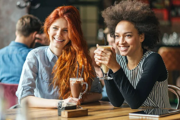 Vrienden hebben een geweldige tijd in het café. — Stockfoto