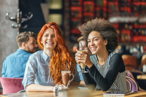 Vrienden hebben een geweldige tijd in het café. — Stockfoto