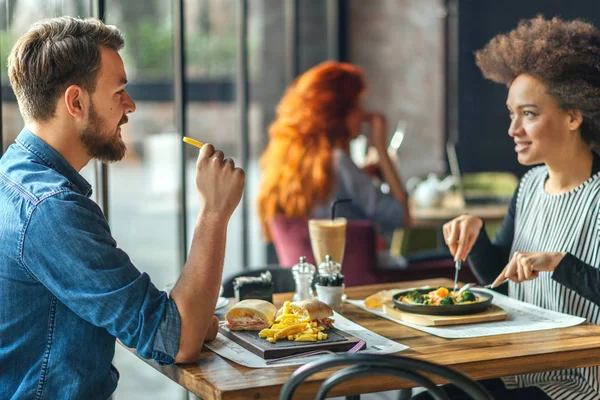 Amigos conversando e se divertindo no jantar . — Fotografia de Stock