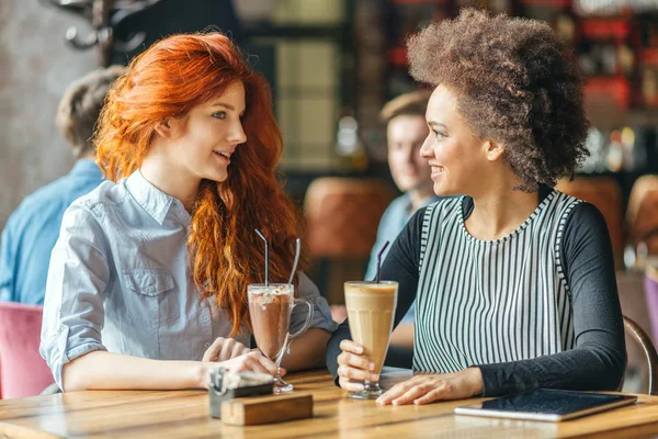Friends having a great time in the cafe. — Stock Photo, Image