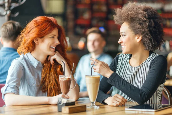 Friends having a great time in the cafe. — Stock Photo, Image