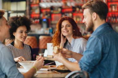 Akşam yemeğinde konuşan arkadaşlar