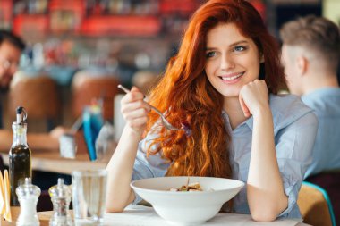 Vejetaryen salata yiyen kadın.