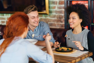Akşam yemeğinde konuşan arkadaşlar
