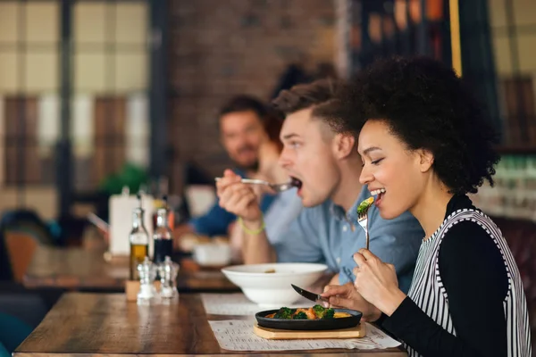 Amigos hablando en la cena — Foto de Stock