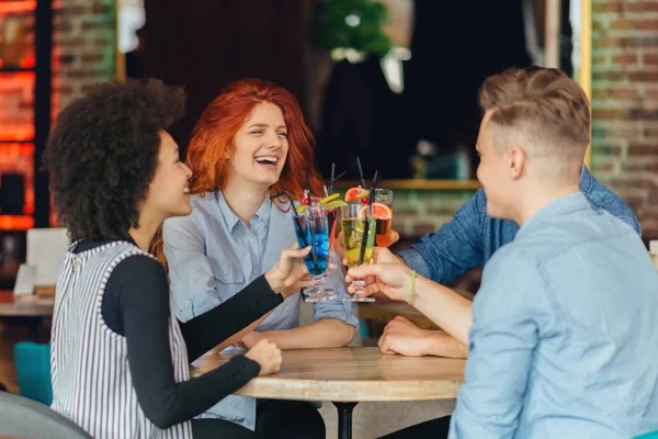 Friends drinking cocktails — Stock Photo, Image