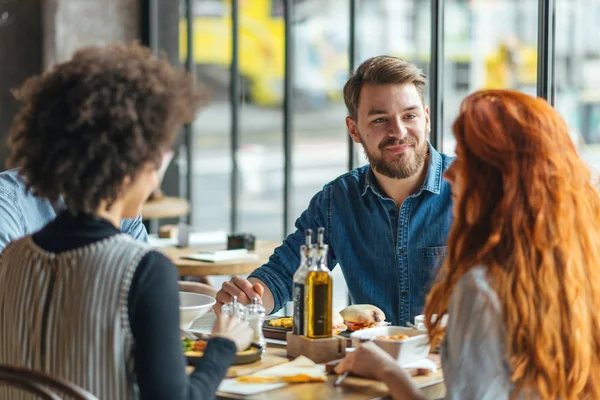 Happy vrienden in het café. — Stockfoto