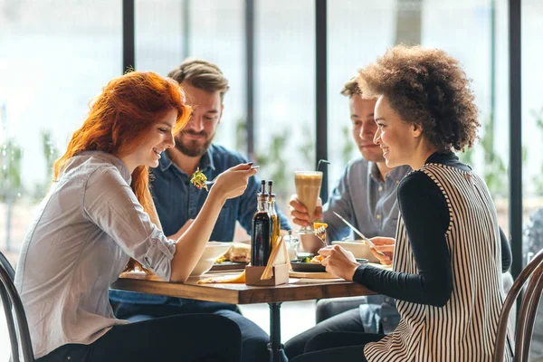 Happy  friends  in the cafe. — Stock Photo, Image