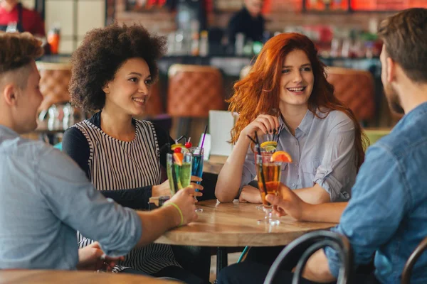 Vrienden cocktails drinken — Stockfoto