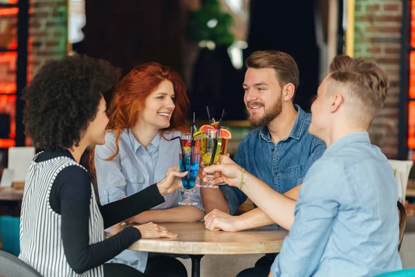 Vrienden cocktails drinken — Stockfoto