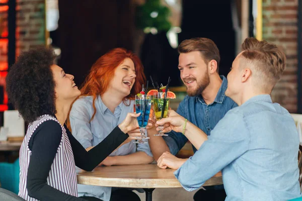 Friends drinking cocktails — Stock Photo, Image