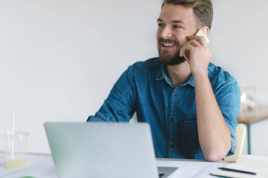 Ofiste çalışan iş adamı