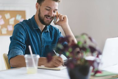 Ofiste çalışan iş adamı