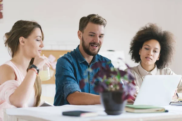 Businesspeople Working in office — Stock Photo, Image