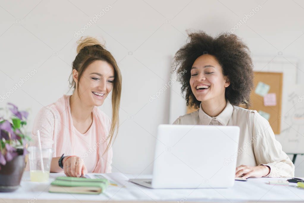  businesswomen working together 